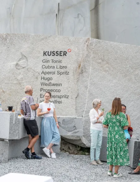 Sommerfest im Steibruch mit Cocktailbar im Hintergrund