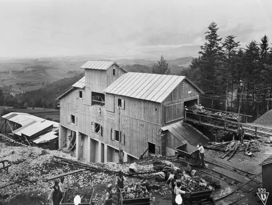 Historische Bild eines Steinbruches mit großer Förderanlage