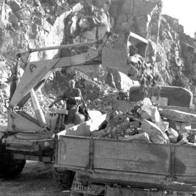 Historische Bild eines Radlader der Steinbrocken verlädt